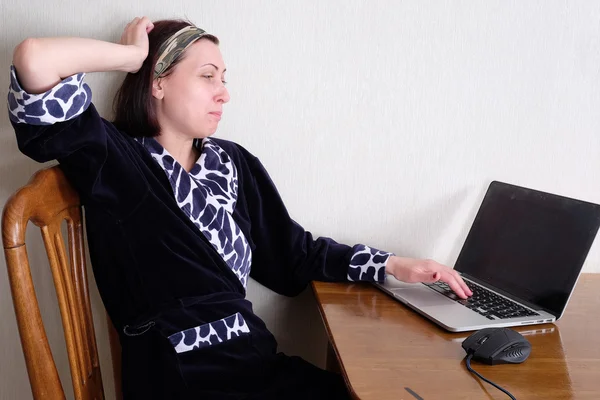 Mulher com laptop em casa — Fotografia de Stock