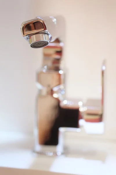 Vesi pesuallas kylpyhuoneessa — kuvapankkivalokuva