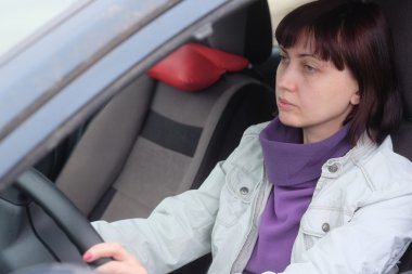 Araba kullanan kadın.