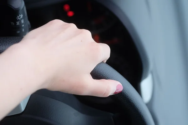 Mão de uma mulher na roda do carro — Fotografia de Stock