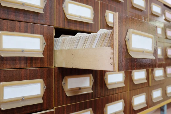 Cajones con tarjetas de catálogo en la biblioteca — Foto de Stock