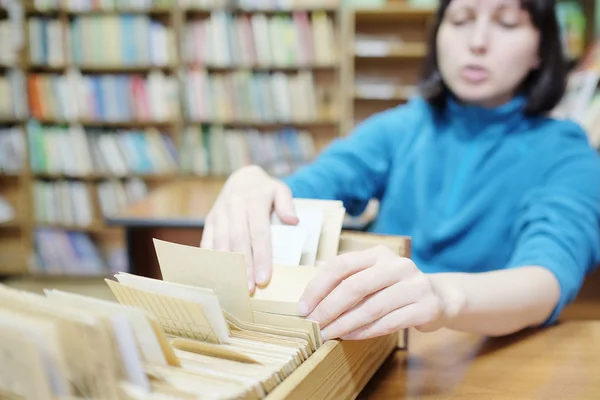 Bibliothecaris vrouw zoekopdrachten in kaartenbak — Stockfoto