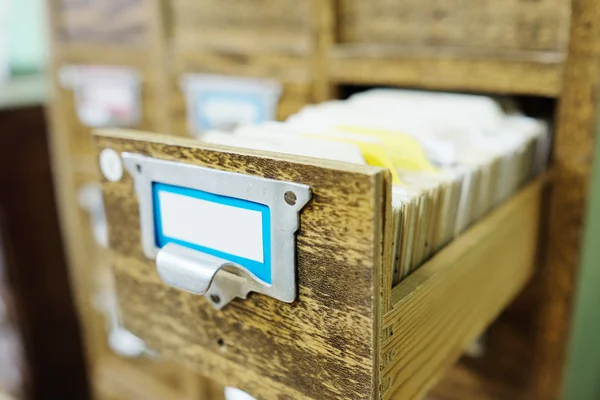 Cajones con tarjetas de catálogo en la biblioteca — Foto de Stock