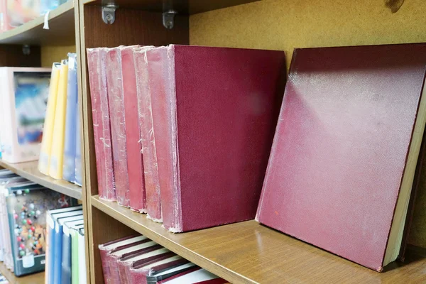 Books in a row on bookshelfs — Stock Photo, Image