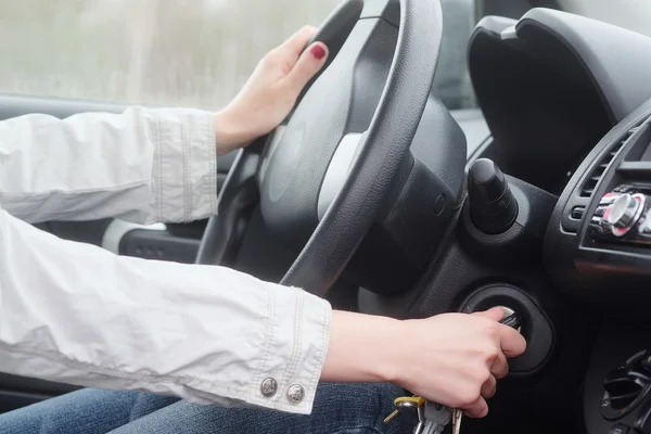 कार में महिला ड्राइवर — स्टॉक फ़ोटो, इमेज