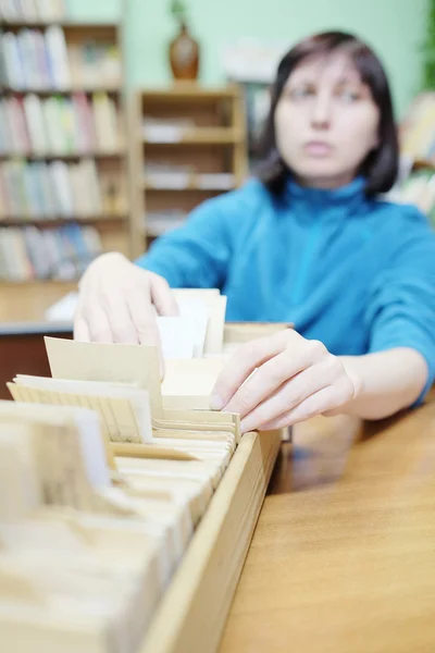 A könyvtáros nő — Stock Fotó