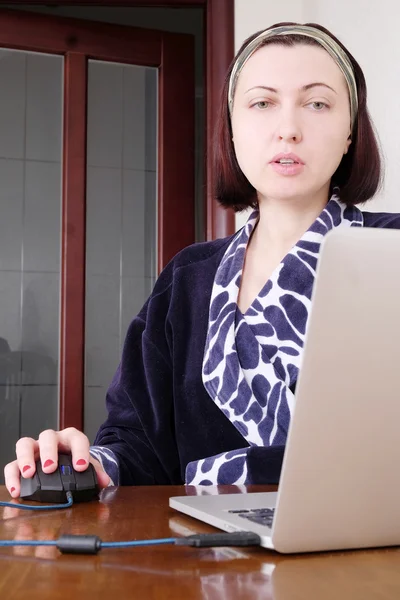 Mulher com laptop em casa — Fotografia de Stock