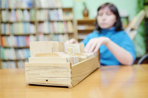 Bibliotecaria mujer busca algo — Foto de Stock