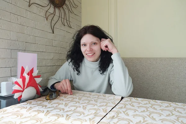 Vrouw in een restaurant — Stockfoto