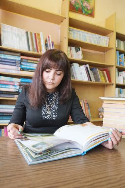Kız öğrenci bir kitap okur