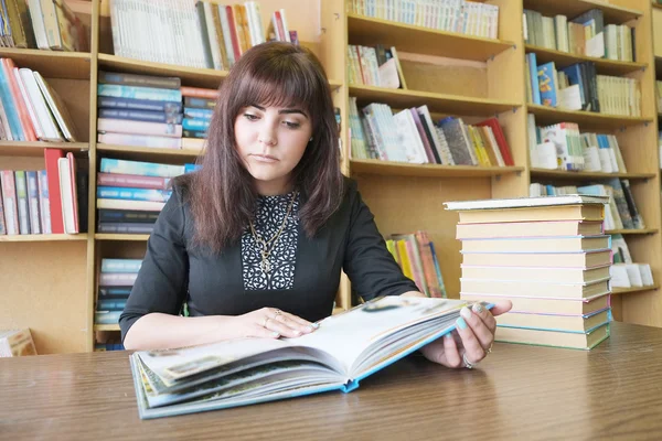 Chica estudiante lee un libro — Foto de Stock