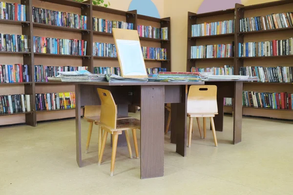 Espace de lecture dans une bibliothèque — Photo