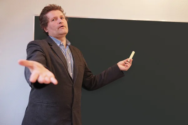 Profesor masculino llamando a estudiante — Foto de Stock