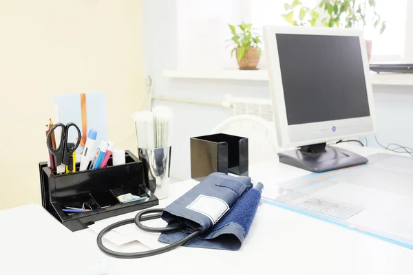 Mesa de escritório médico com ferramentas — Fotografia de Stock