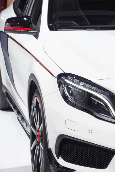 Coche blanco en una sala de exposición — Foto de Stock