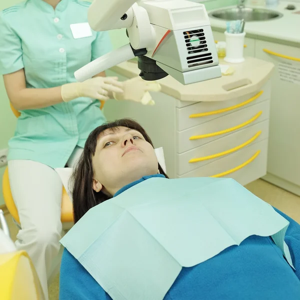 여자 환자를 치료 하는 치과 의사 — 스톡 사진
