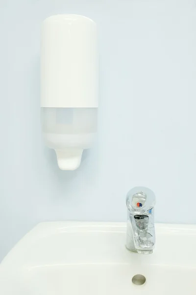 Soap dispenser above the sink — Stock Photo, Image