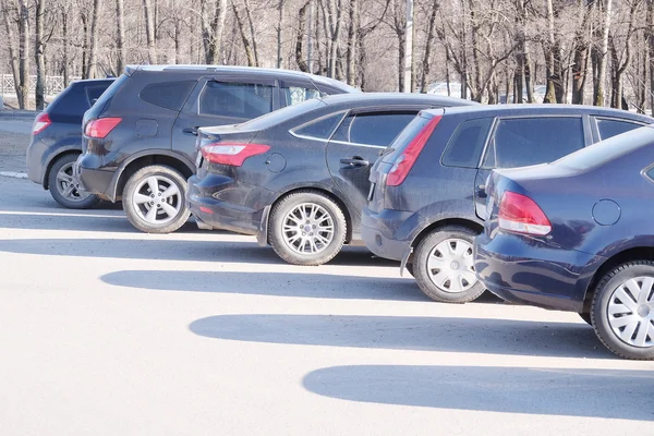 Autos in einer Reihe geparkt — Stockfoto