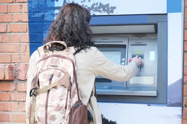 Mujer retirando dinero en el cajero automático — Foto de Stock