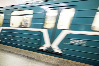 Moskova metro istasyonunda bir trenin geliş