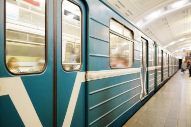Moskova metro istasyonunda bir trenin geliş