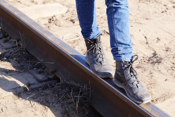 Pernas de menina na estrada de ferro — Fotografia de Stock