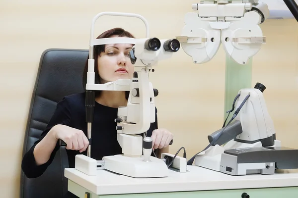 Vrouw op zoek naar de ogen test — Stockfoto