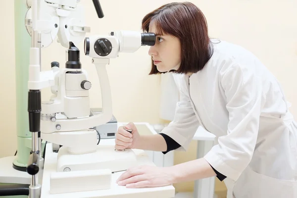 Médica optometrista — Fotografia de Stock