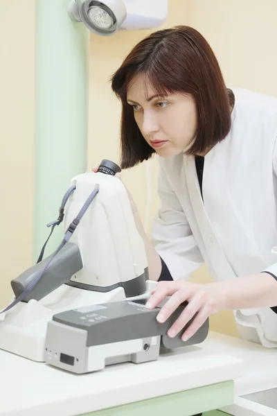 Medico optometrista femminile — Foto Stock