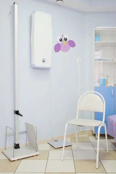 Stadiometer di kantor dokter anak — Stok Foto