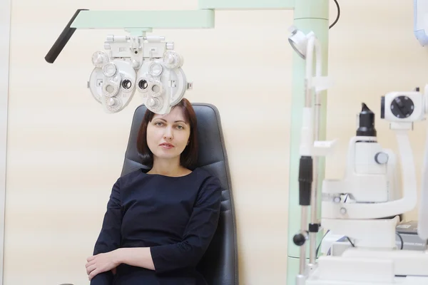 Femme pendant l'examen des yeux — Photo