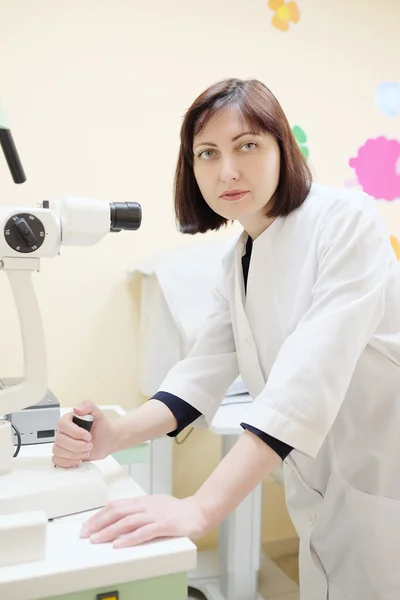 Médica optometrista — Fotografia de Stock