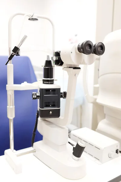 Mikroskop im Augenarztbüro — Stockfoto