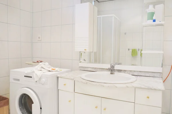 Interno bagno con lavabo bianco — Foto Stock