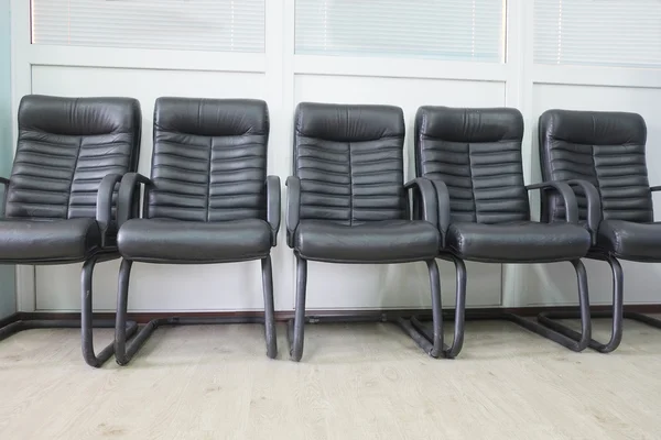Læder stole i række - Stock-foto