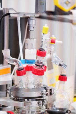 Çeşitli cam kimya laboratuar ekipmanları.