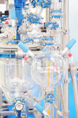 Çeşitli cam kimya laboratuar ekipmanları.