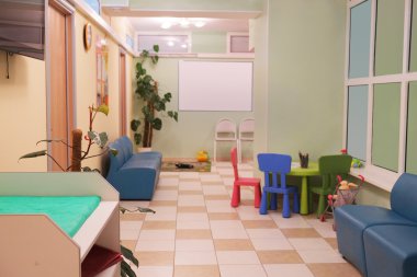 Koridorda bir çocuk Polikliniği