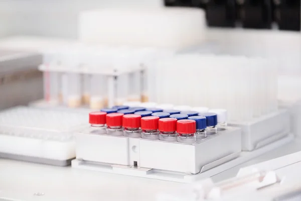 Equipo de laboratorio con tubos de ensayo — Foto de Stock