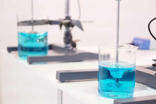 Sustancia química azul en el vaso de precipitados . — Foto de Stock