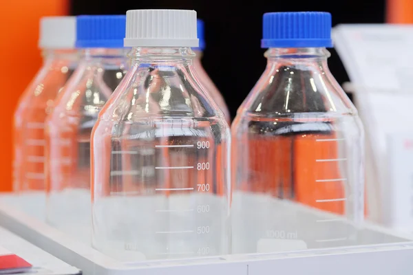 Flaskor med kemikalier i laboratorium — Stockfoto