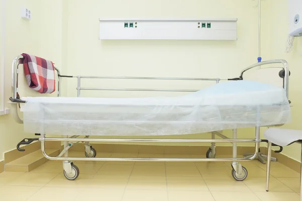 Krankenhausbett im Zimmer — Stockfoto