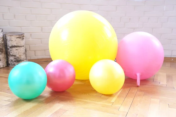 Гимнастические мячи для детей — стоковое фото