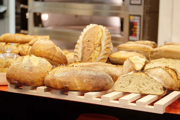 Frisches Brot in der Bäckerei — Stockfoto