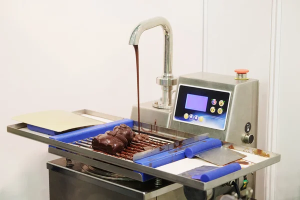 Machine voor het smelten van chocolade. — Stockfoto