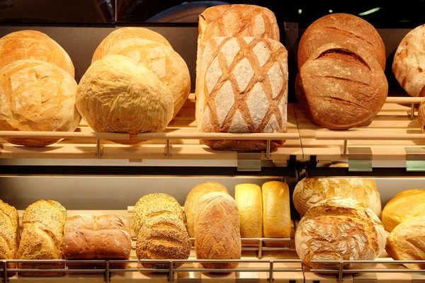 Pane fresco in panetteria — Foto Stock