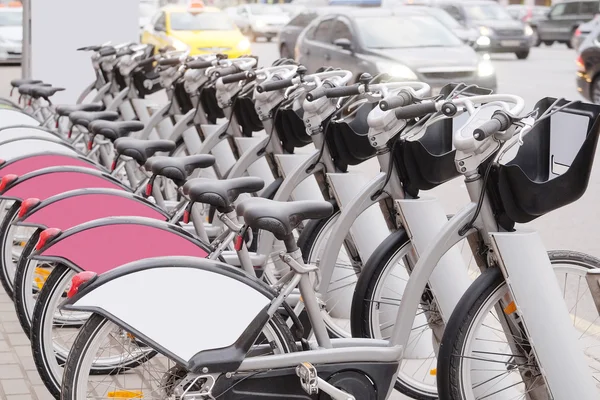 Fahrradreihe auf dem Parkplatz — Stockfoto