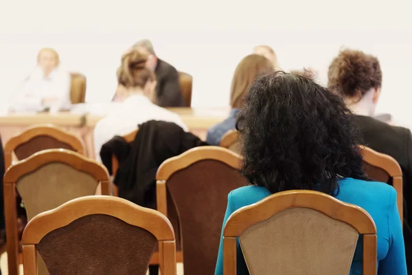 Audiência ouve na sala de conferências — Fotografia de Stock