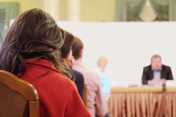 Le public écoute dans la salle de conférence — Photo