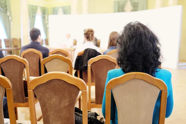 Audience listens  in  conference hall — Stock Photo, Image